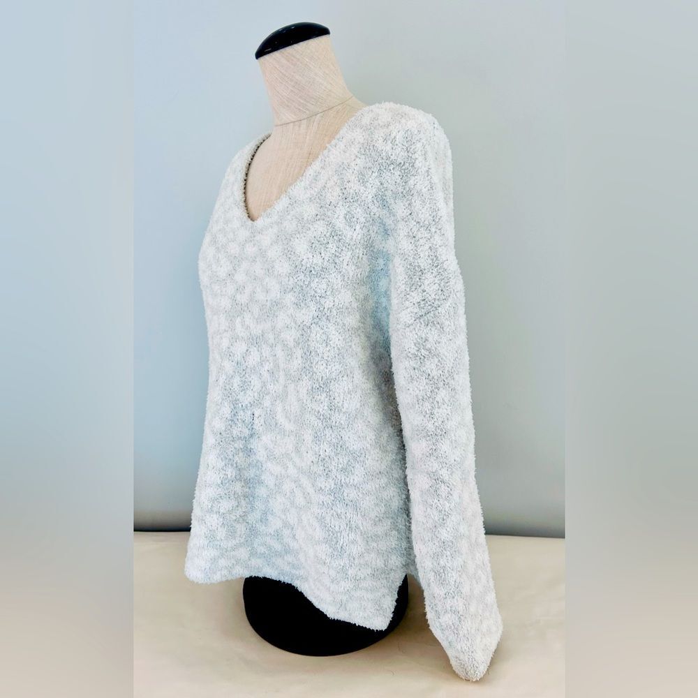 Halston Fuzzy Cheetah Print V-Neck Sweater Grey and White size Medium COZY